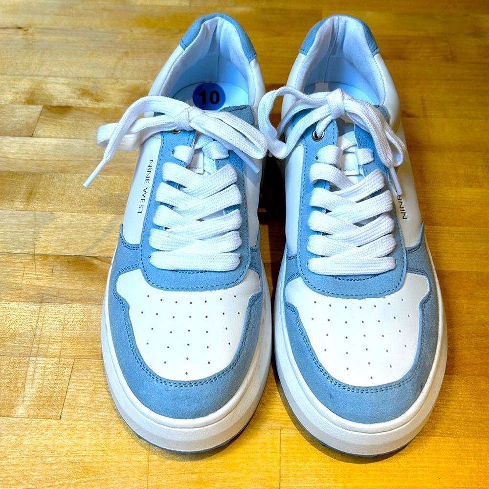 Nine West 10 blue and white